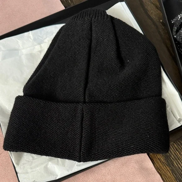 AUTHENTIC brand new CHANEL BLACK cashmere beanie with white CC - Picture 4 of 8